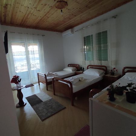 Dino Guest House Гірокастра Екстер'єр фото