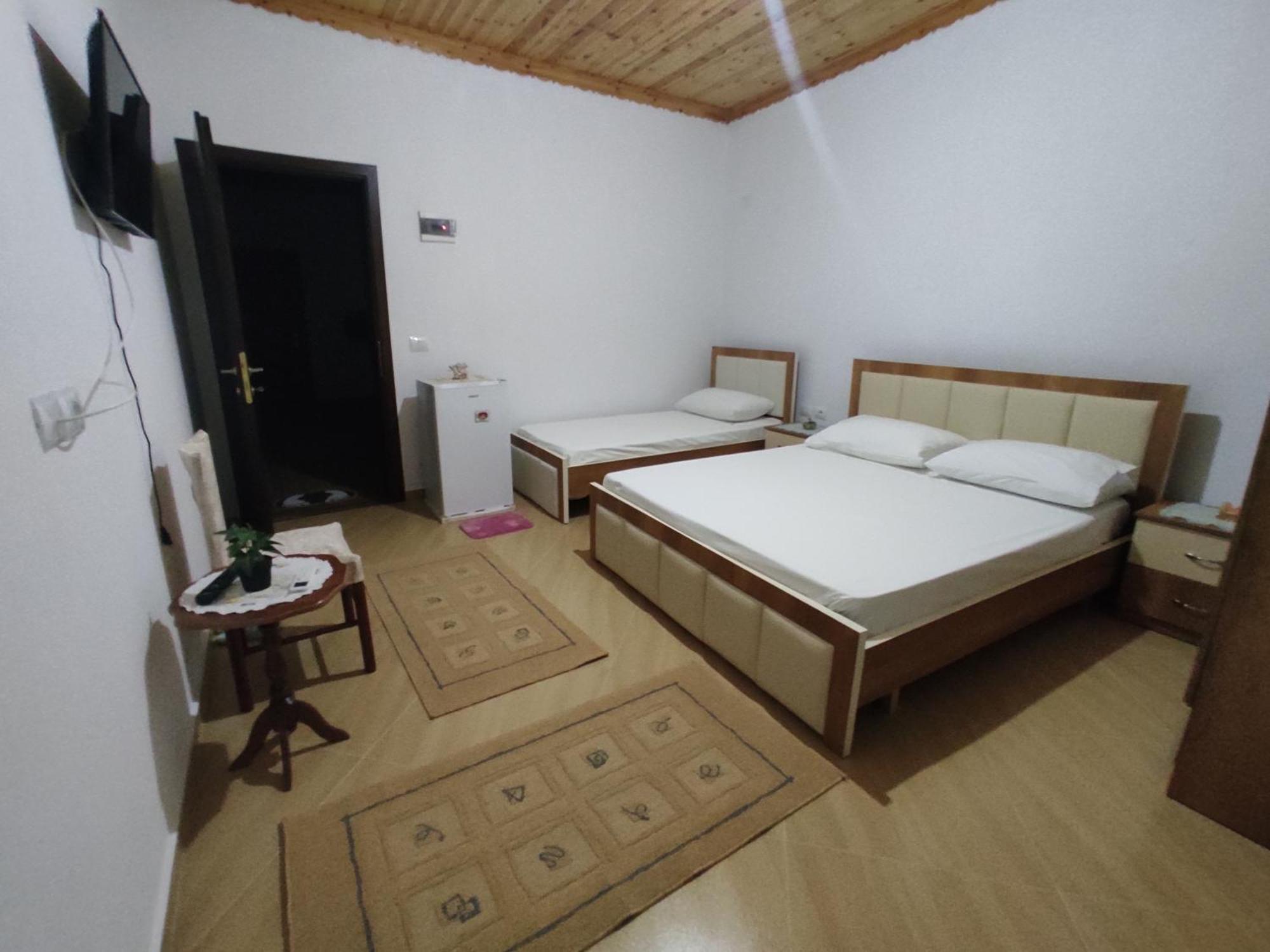 Dino Guest House Гірокастра Екстер'єр фото