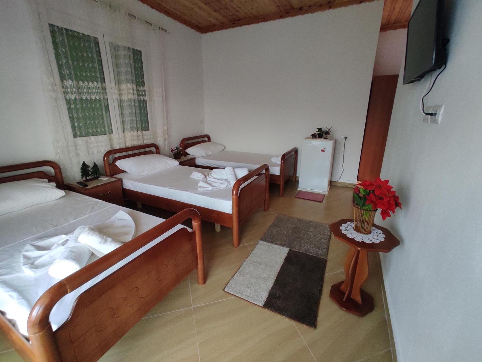 Dino Guest House Гірокастра Екстер'єр фото