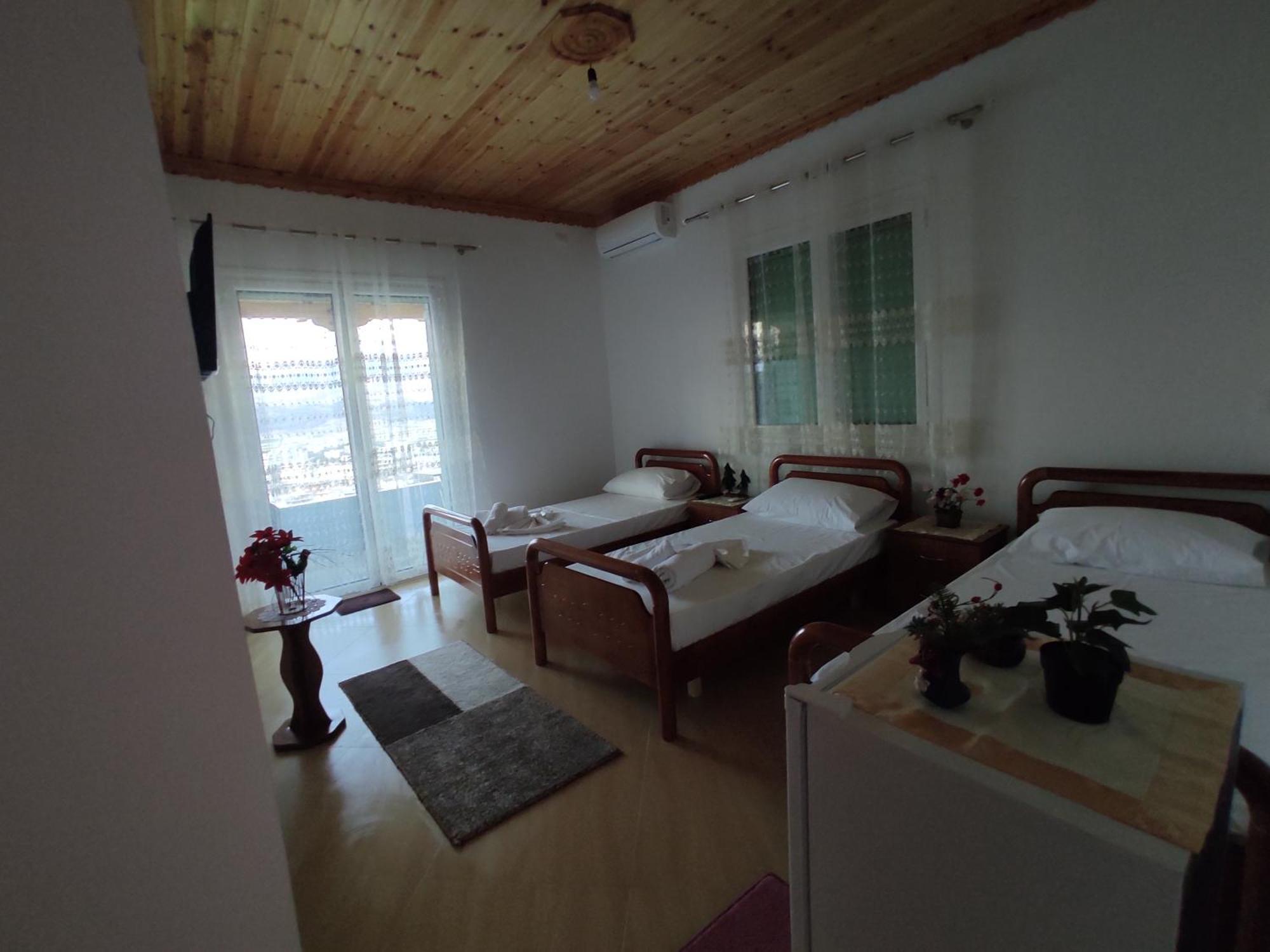 Dino Guest House Гірокастра Екстер'єр фото