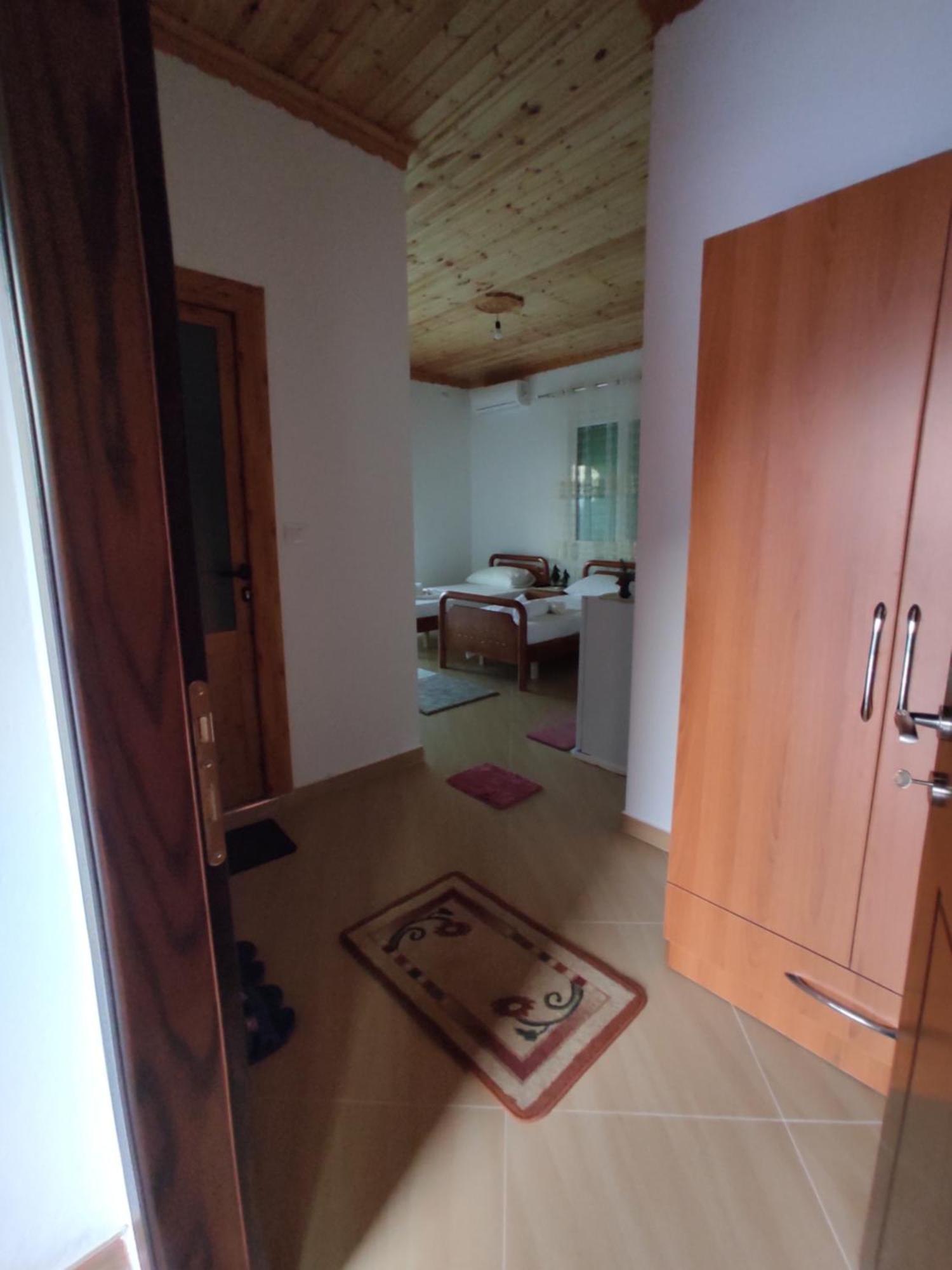 Dino Guest House Гірокастра Екстер'єр фото